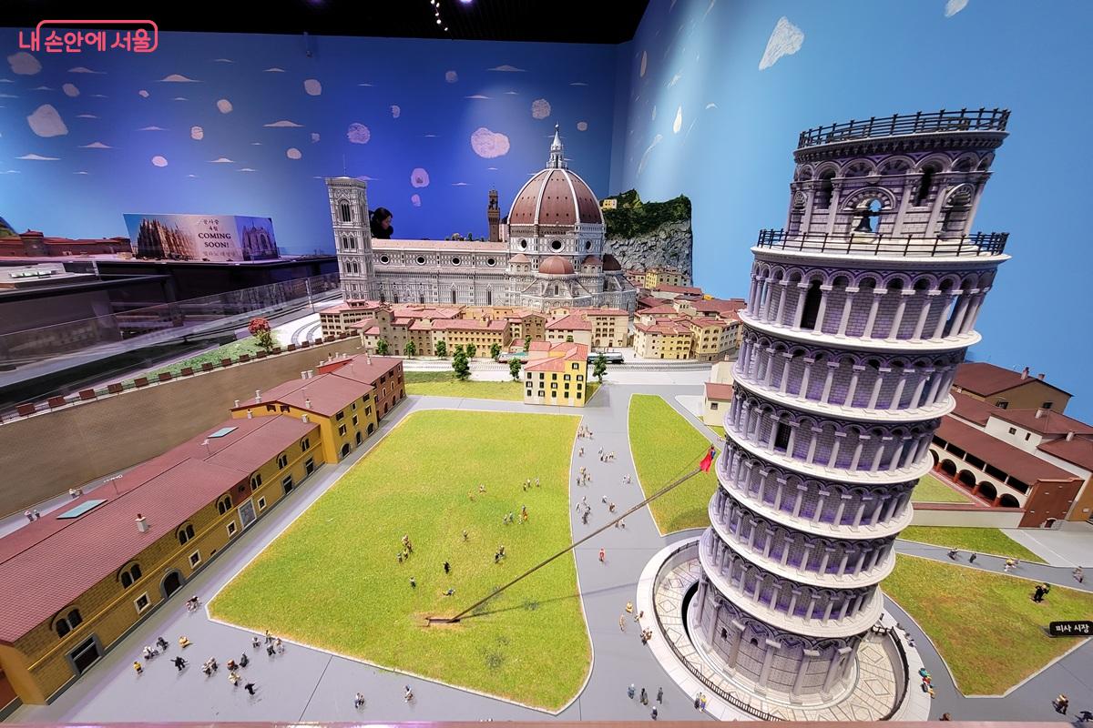 기울어진 모습까지 세밀하게 재현한 피사의 사탑 &copy;조연