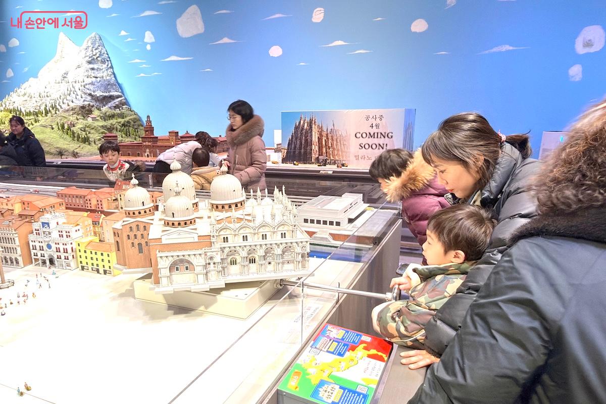 어떤 건축물들은 손잡이를 이용해서 건물의 다른 면을 볼 수 있게 했다. ©서지희