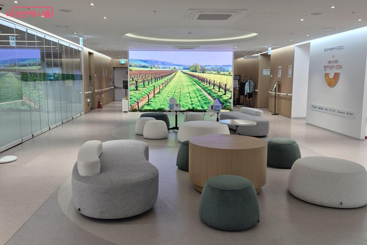 큰 화면과 소파가 있는 넓고 쾌적한 라운지 공간 ©조현정