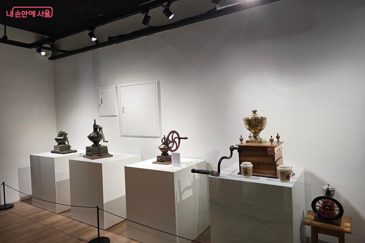 옛 유럽의 상점에서 쓰인 대형 수동 그라인더도 여럿 선보인다. &copy;강사랑