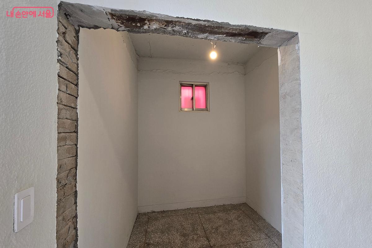 수갑 아이디어에 착안해 이 공간에 알루미늄 바를 만들어 캐리어 분실을 막는 홀더를 만들 예정이다. &copy;김윤경