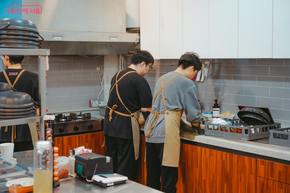 청년들을 위해 주말에도 기꺼이 땀 흘리며 봉사하는 ‘모락모락’의 숨은 영웅들 ©김성무