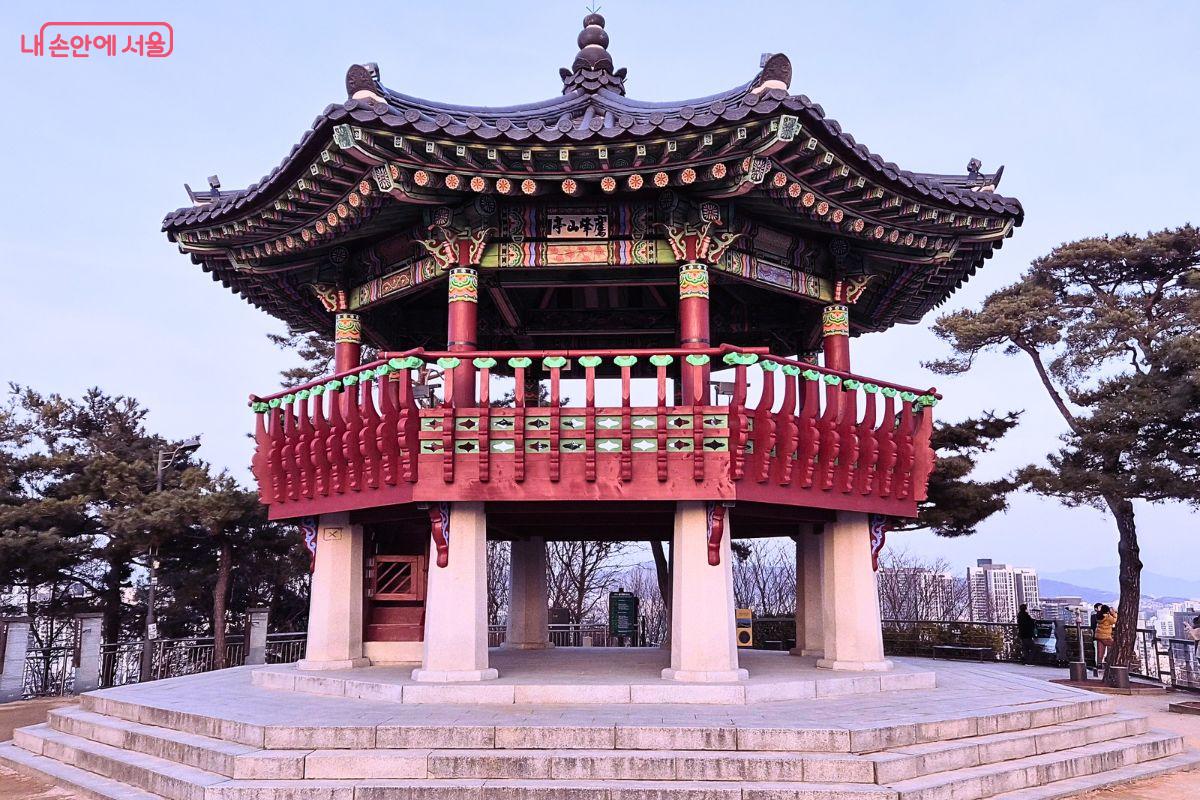 응봉산 정상에 자리한 팔각정 전경