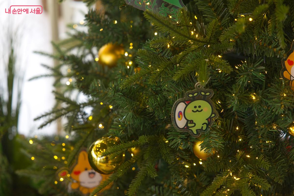 연말 연시와 크리스마스는 끝났지만 그래도 따스한 느낌의 인테리어가 좋았다