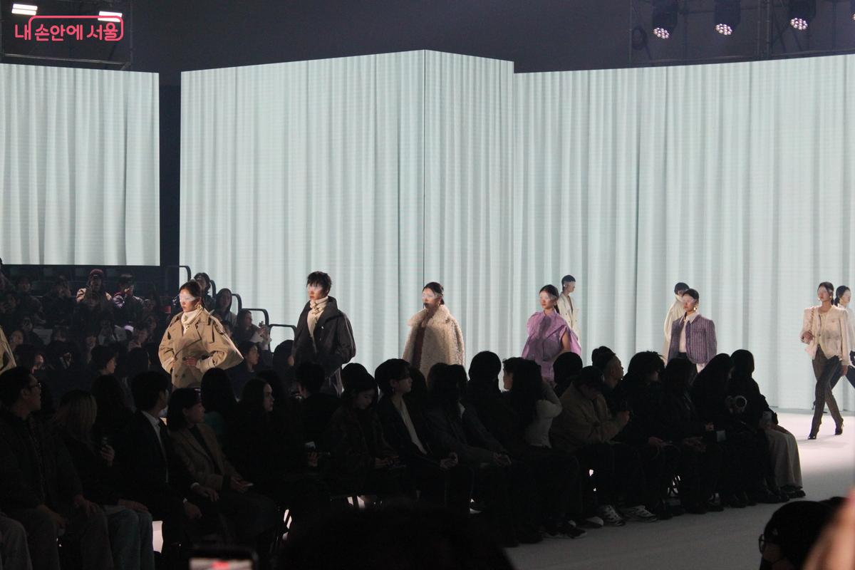 뮌(M&Uuml;NN)의 런웨이가 마무리 되고 있다.