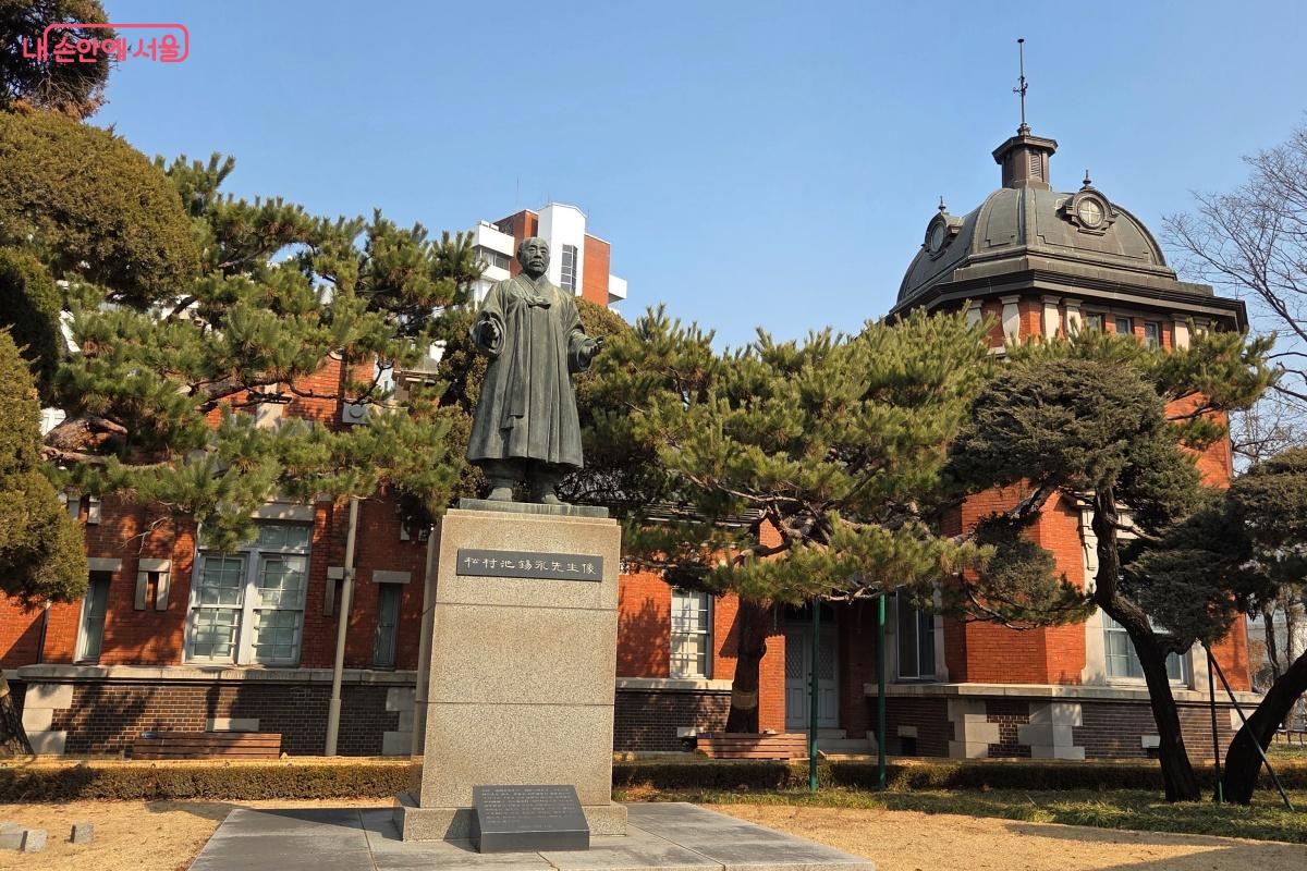 최초로 설립된 근대의학 교육기관인 관립의학교 초대교장 &lsquo;지석영&rsquo; 선생 동상 ⓒ김미선