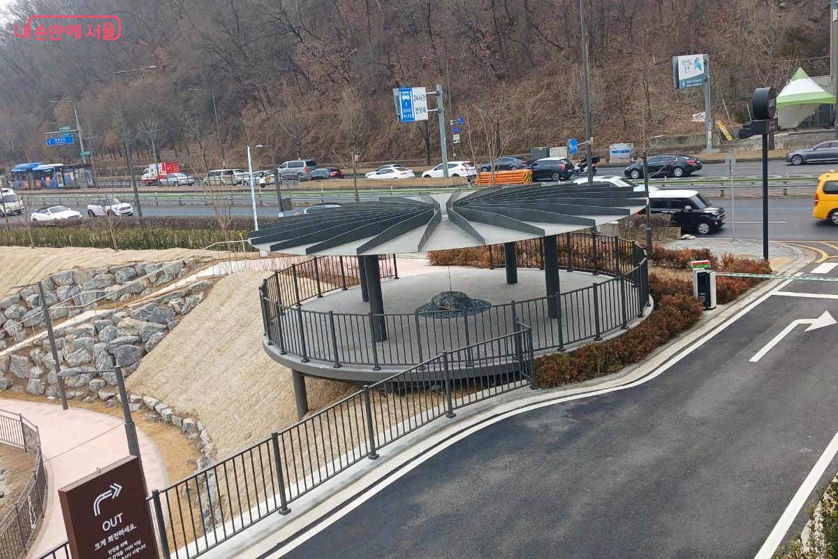 은평 에피소드 주변 산책로에 위치한 파고라 정자 