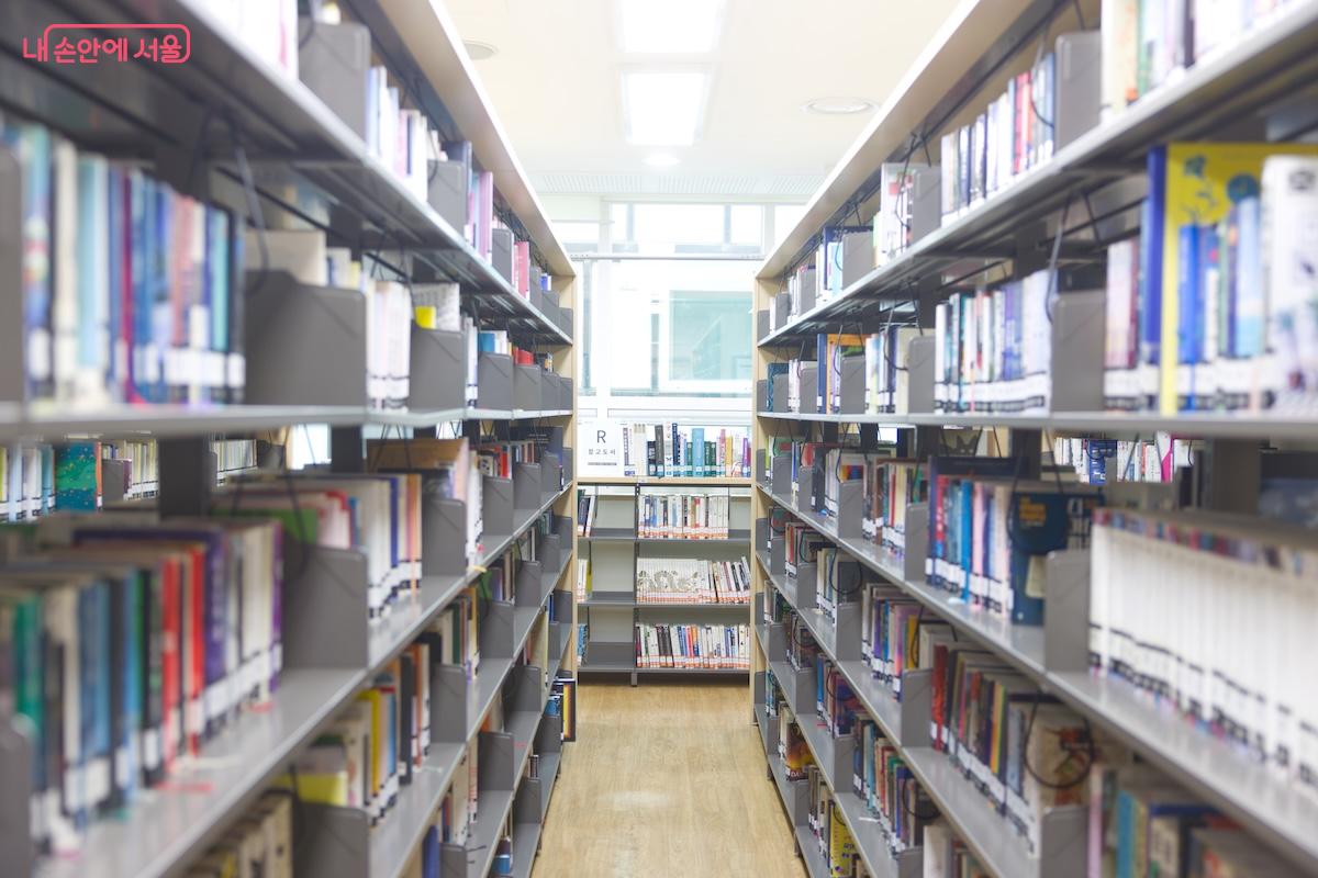 종합자료실 내 서가를 효율적으로 배치하여 동선을 편리하게 바꾸었다고 한다