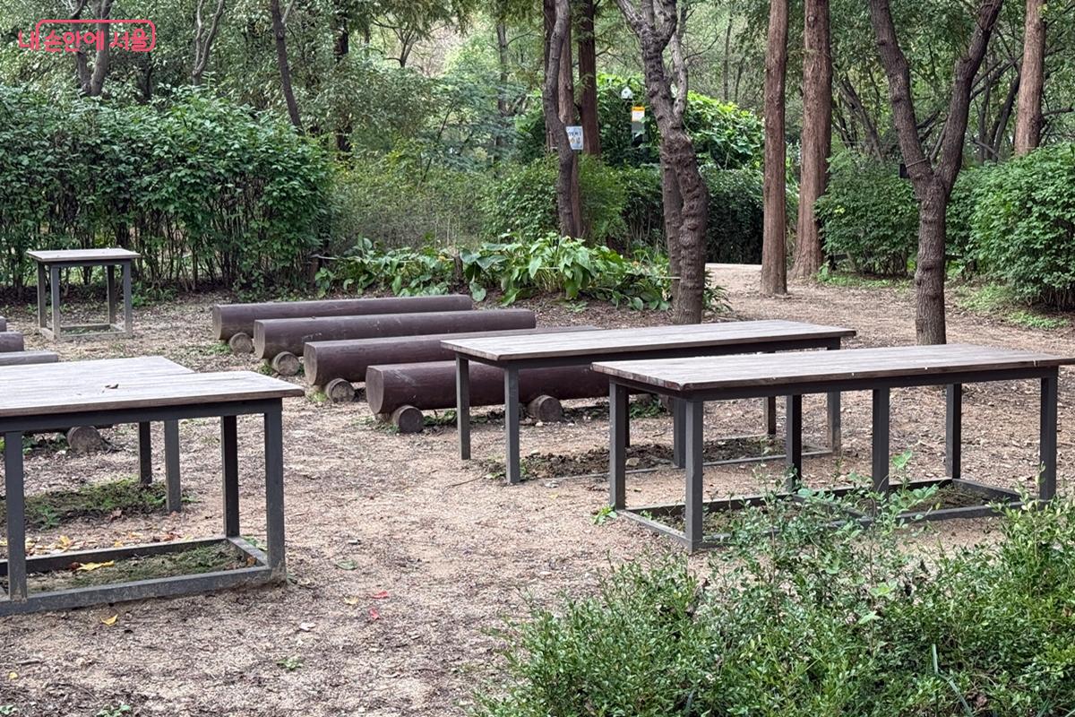 누구나 앉을 수 있는 나무 테이블&의자 &copy;임윤아 