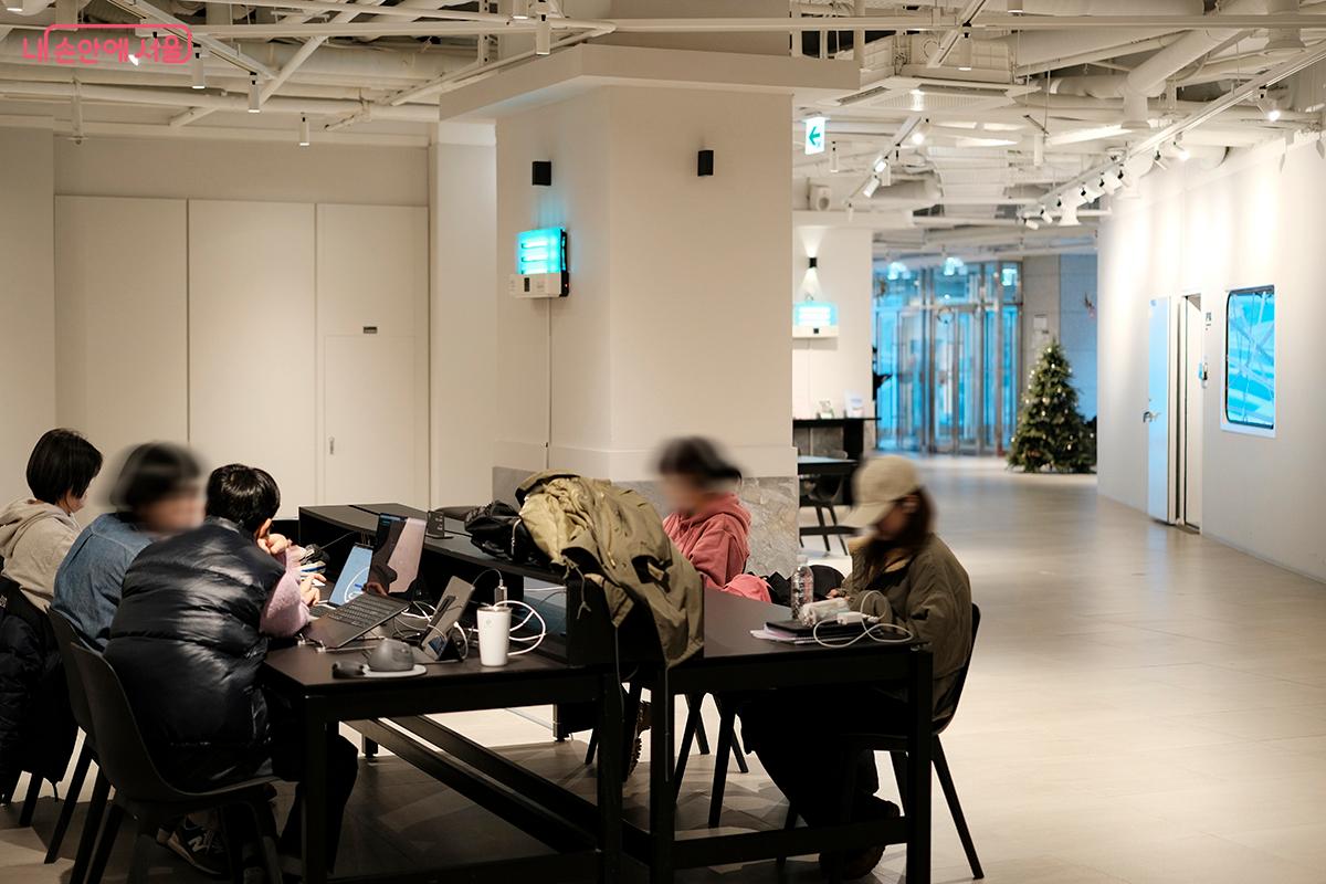공유 오피스 운영 시간은 화요일부터 일요일, 오후 1시부터 밤 10시까지다. &copy;김아름