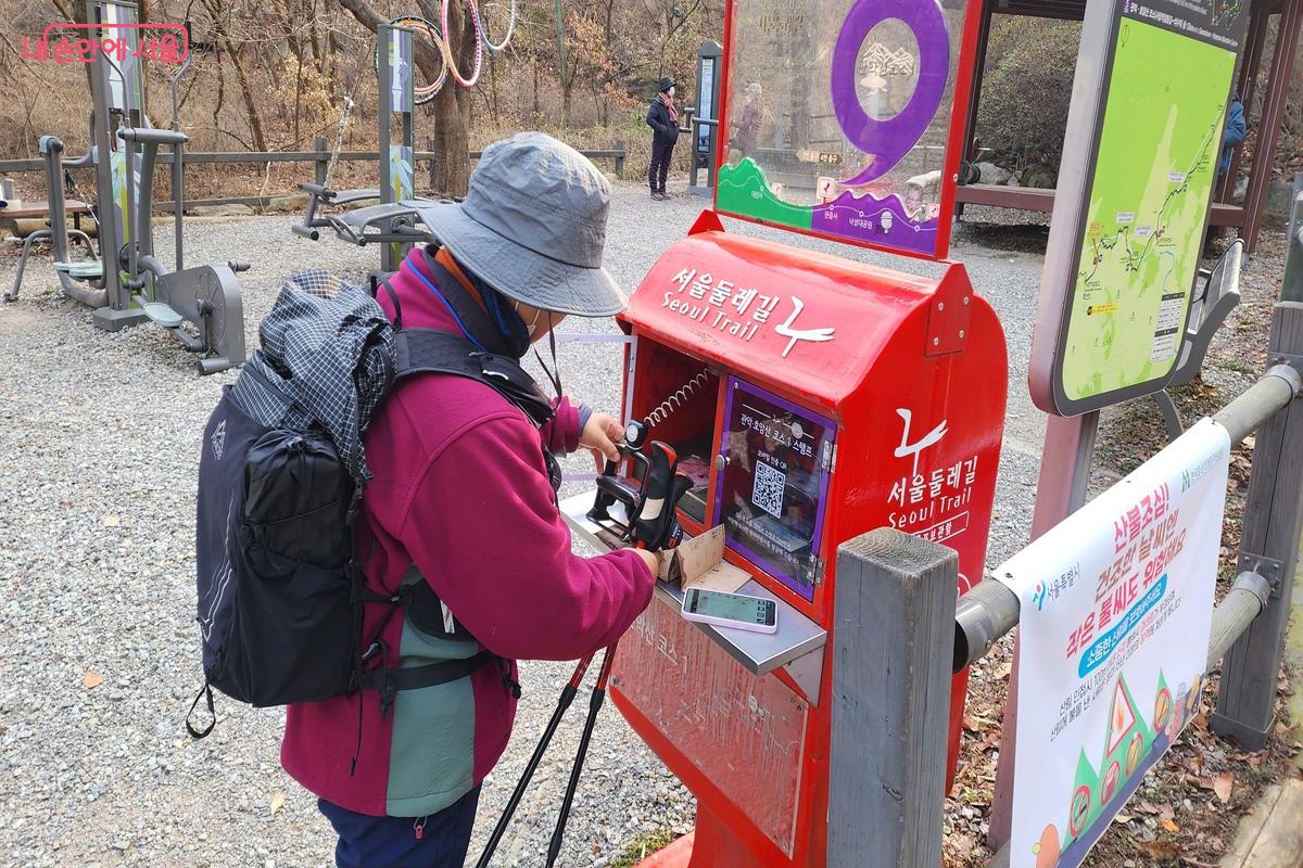곳곳마다 비치 되어 있는 스탬프를 찍어 스탬프북을 완성해 보자. ⓒ김은주