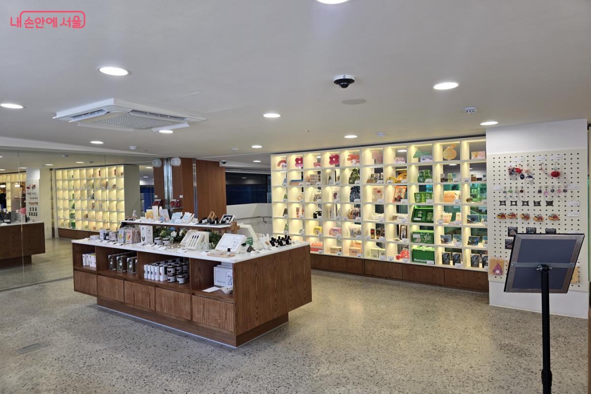 지역관광 안테나숍 1층은 제품을 판매하는 공간이다.