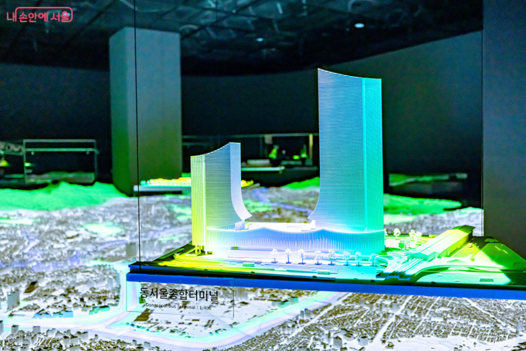 준공 후 약 40년이 지난 동서울터미널은 환승센터·업무·상업·문화가 한데 어우러진 복합시설로 현대화한다.