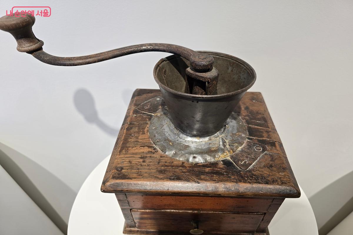 시간의 흔적이 고스란히 남아 있는 수동 커피 그라인더 &copy;강사랑