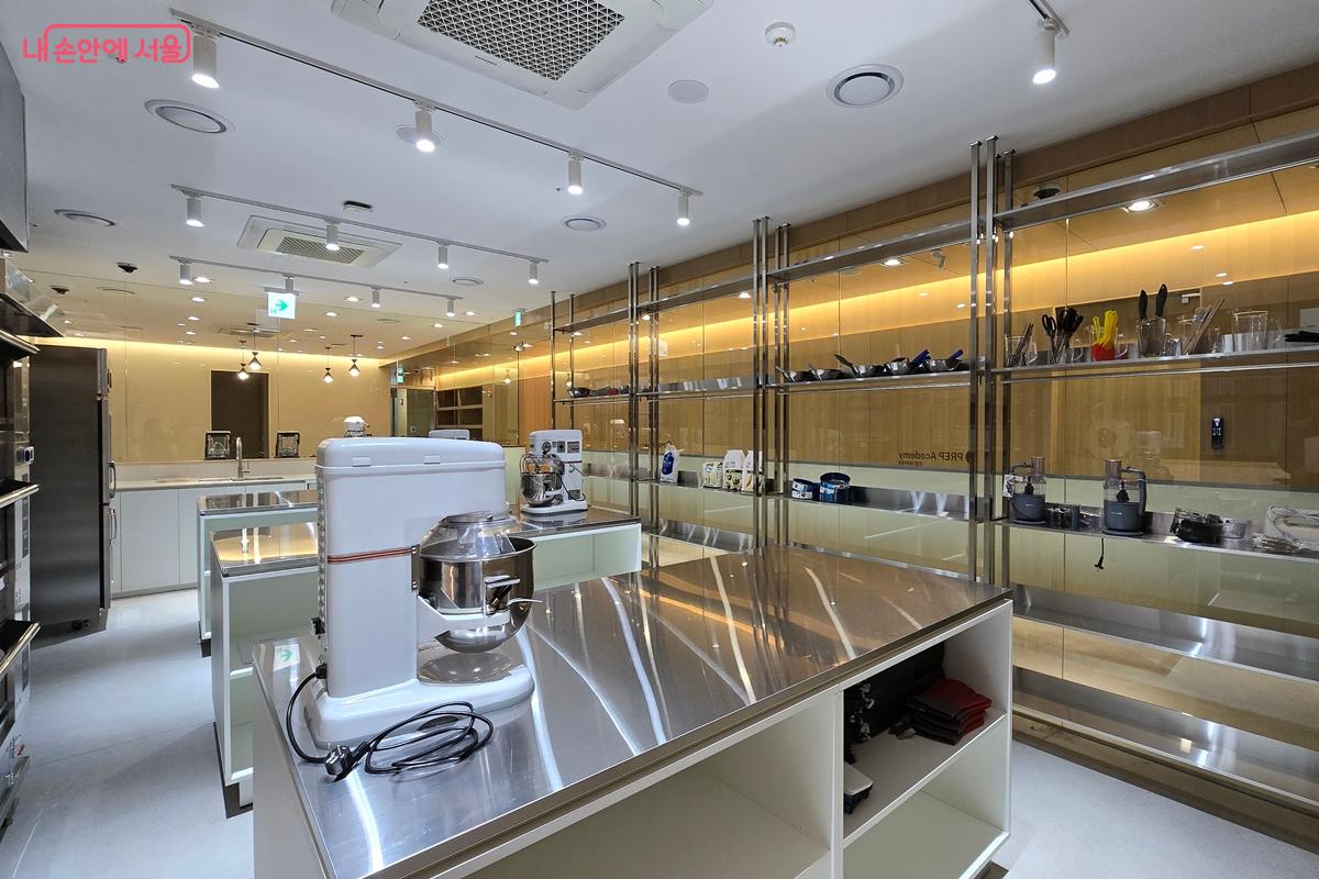 전문 베이커리와 동일한 장비가 갖춰져 있는 베이킹 클래스 ©김윤경