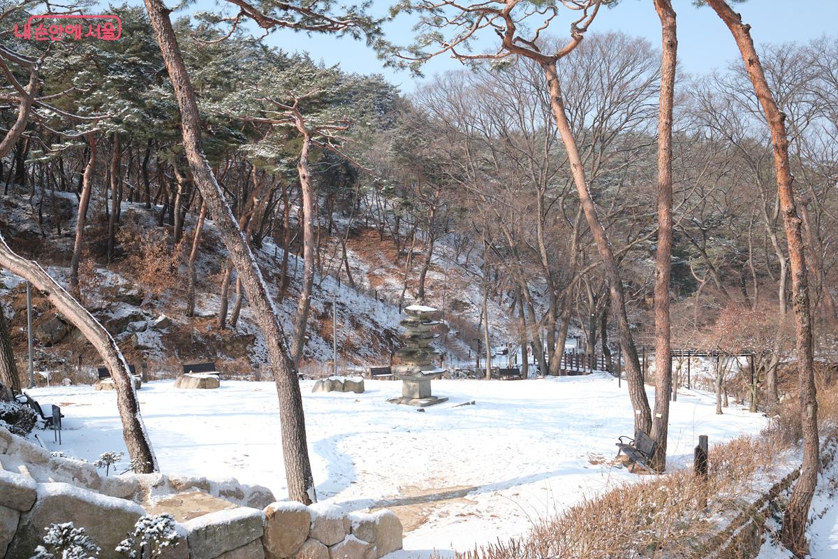 서울시 유형문화재 제31호로 지정된 진관사 오층탑이 보인다. &copy;박우영