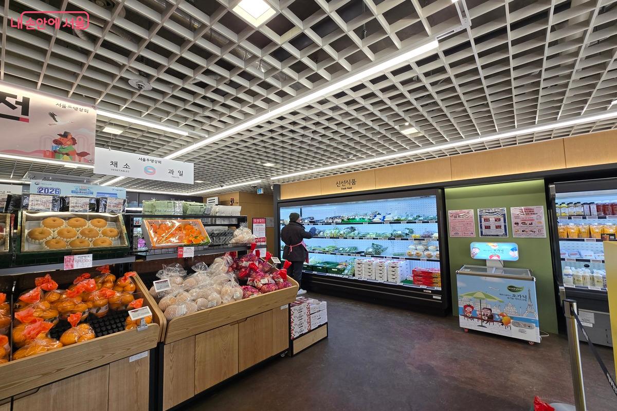 선물 세트 이외에도 평소 먹을 수 있는 식재료와 가공 식품도 판매되고 있어 자주 이용하기 좋다