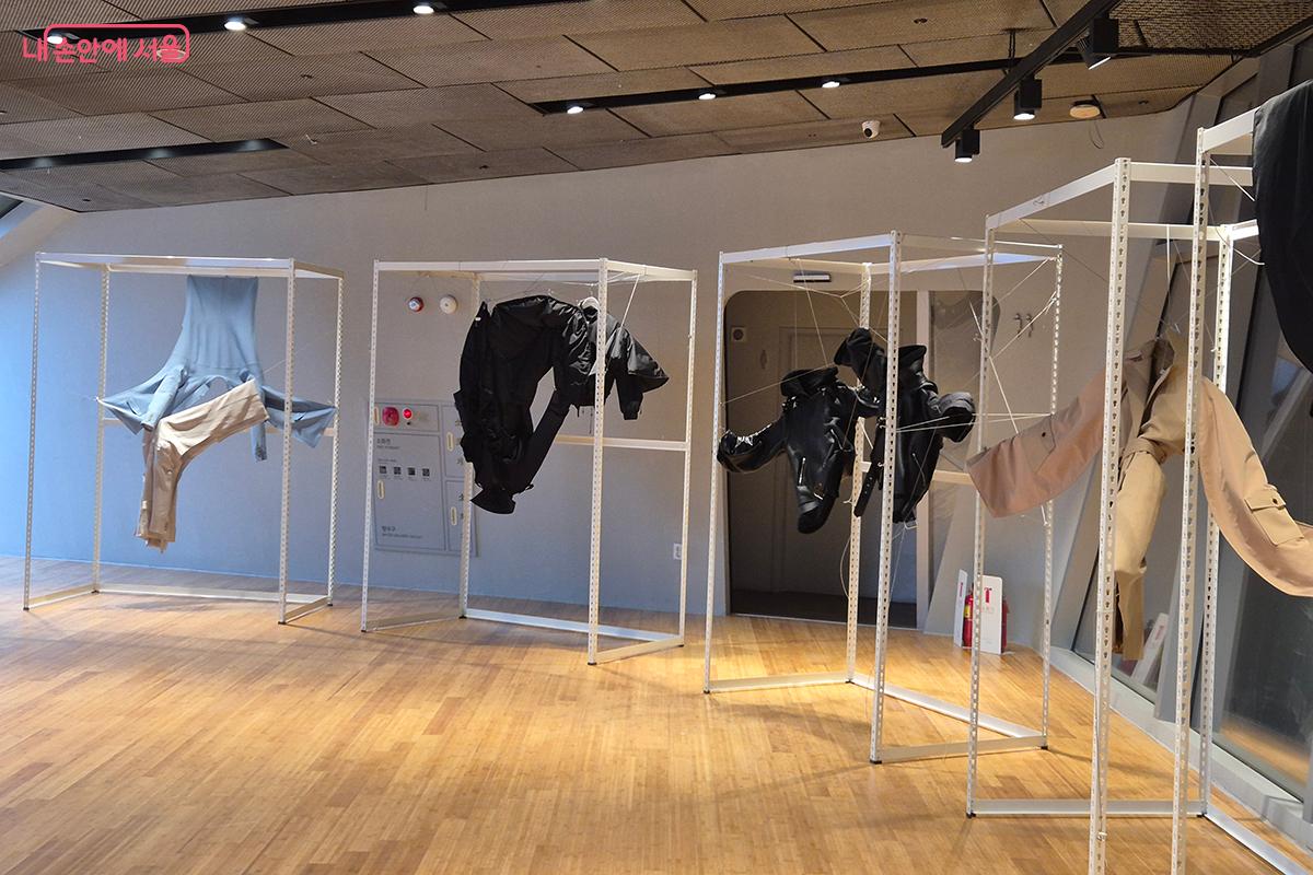 이 브랜드는 런던의 영국왕립학교와 런던 예술대에서 각각 석사과정을 마친 임재혁, 김보나 듀오 디자이너가 이끌고 있다. &copy;이혜숙