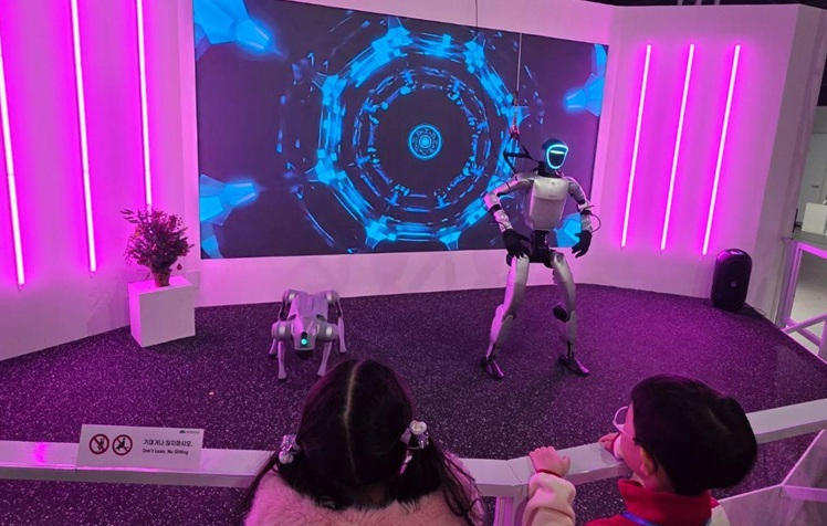 로봇과 친구가 될 수 있을까? '로봇인공지능과학관'서 미래 놀이문화 체험