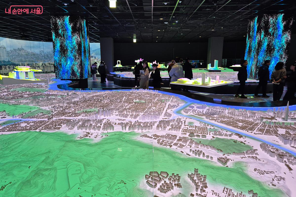 미디어아트‧AI키오스크 등 통해 미래의 서울을 미리 만나는 경험을 선사한다.