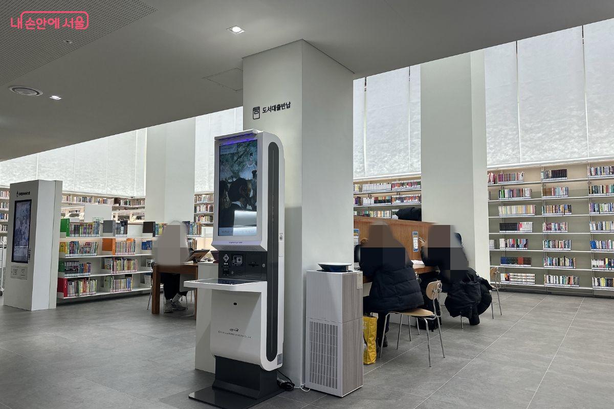 일반열람실은 독서와 학습을 할 수 있다. &copy;김재형