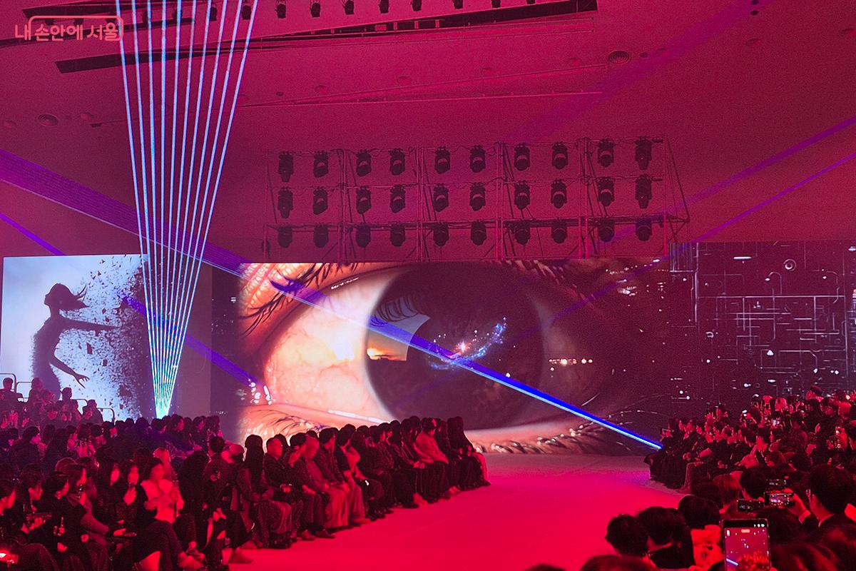 좌석 시야 편차를 줄인 무대 연출과 영상, 조명, 특수효과의 완벽한 동기화 시스템 &copy;백승훈  