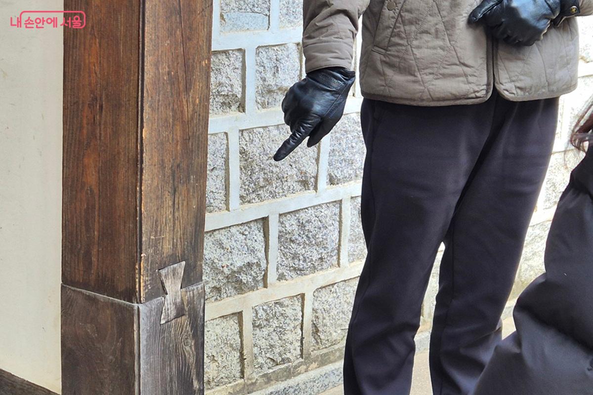 해설사가 한옥을 돌아다니며 한옥의 세세한 부분에 대해 설명하고 있다. 북촌문화센터의 구조는 목구조로 이음부에 나비에 나비장이음으로 입구를 만들었다. &copy;마가은