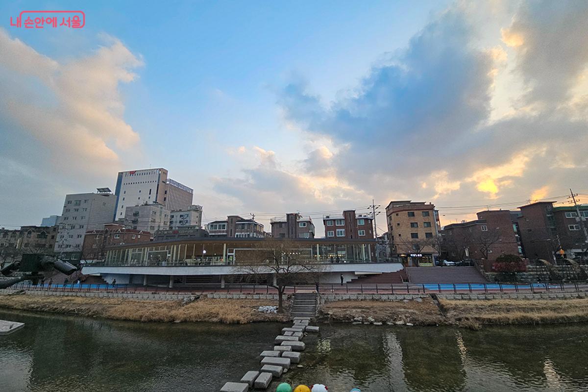 징검다리를 건너며 만나는 우이동 풍경 ⓒ장신자