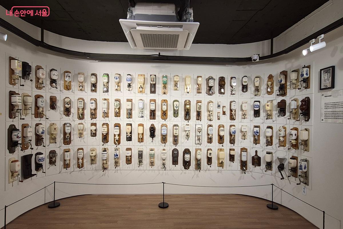 한 시대를 풍미했던 벽걸이형 커피 그라인더 &copy;권수진