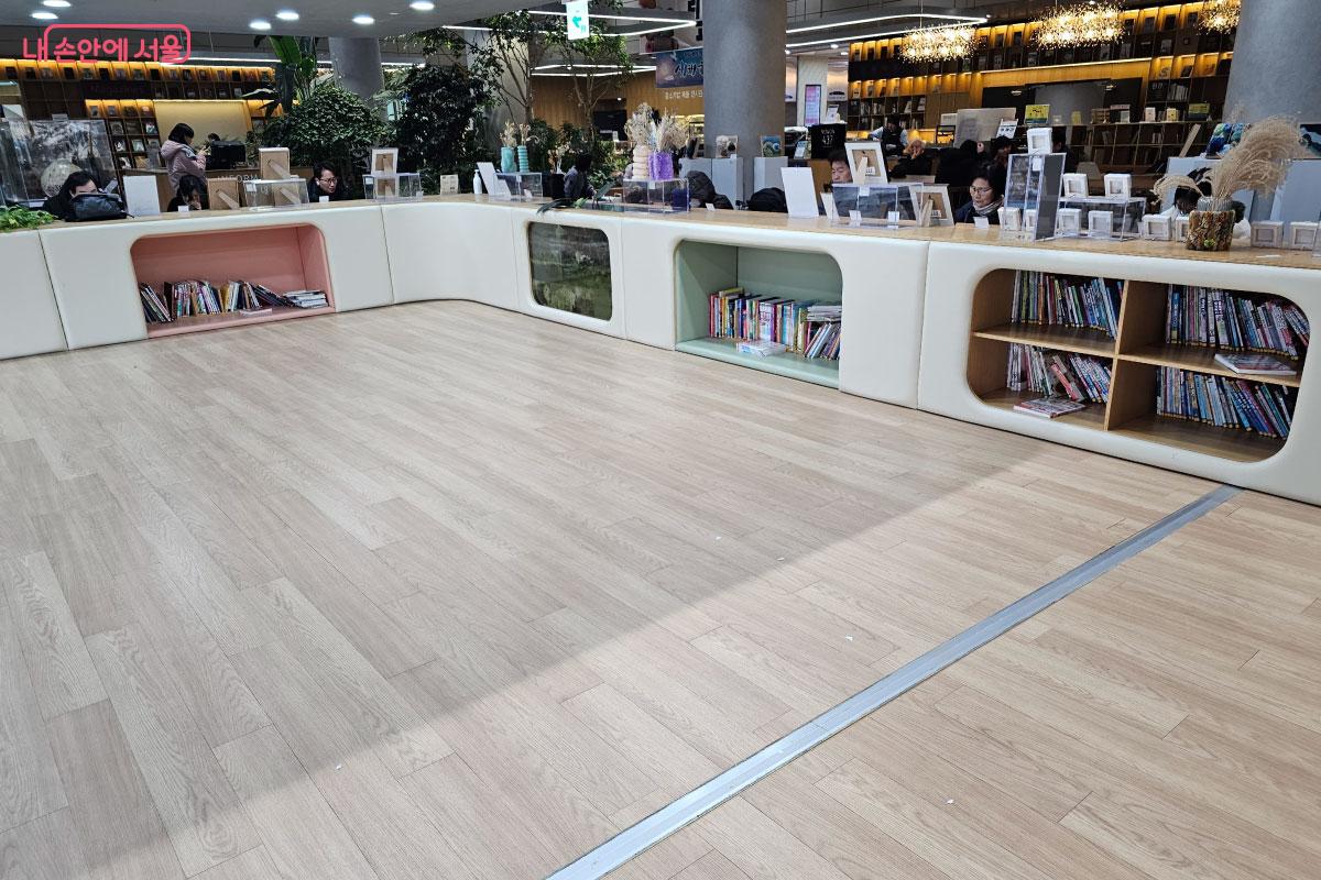 신발을 벗고 들어갈 수 있는 어린이 도서 코너 ©홍혜수