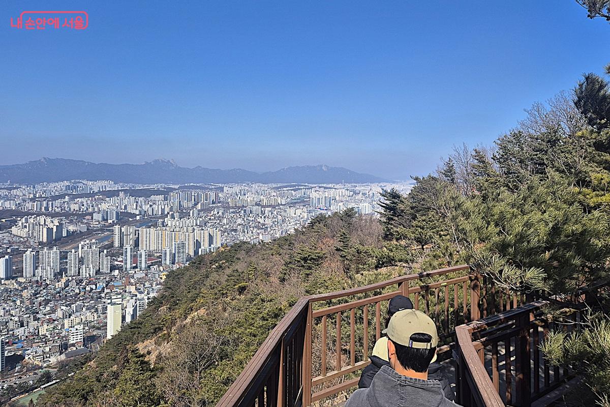 중랑둘레길 코스 중 용마산을 오르다 보면 한눈에 펼쳐지는 열린 경관을 감상할 수 있다. &copy;마가은