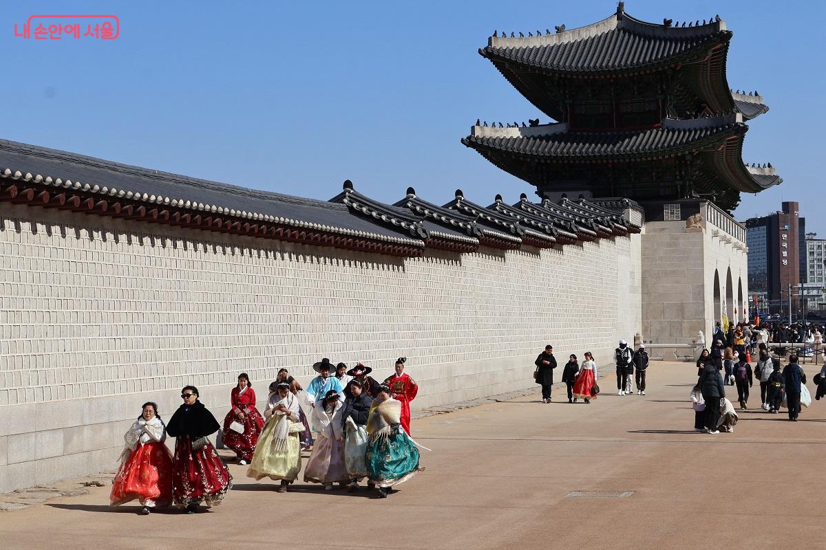 고즈넉한 고궁 담장을 따라 나들이를 즐기는 시민들이 풍경에 아름다움을 더한다. &copy;김대진  