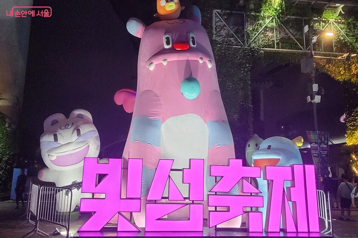 2025 서울라이트 한강 빛섬축제에 나타난 해치는 자양대교 높이만큼 거대한 크기였다. ©장지영