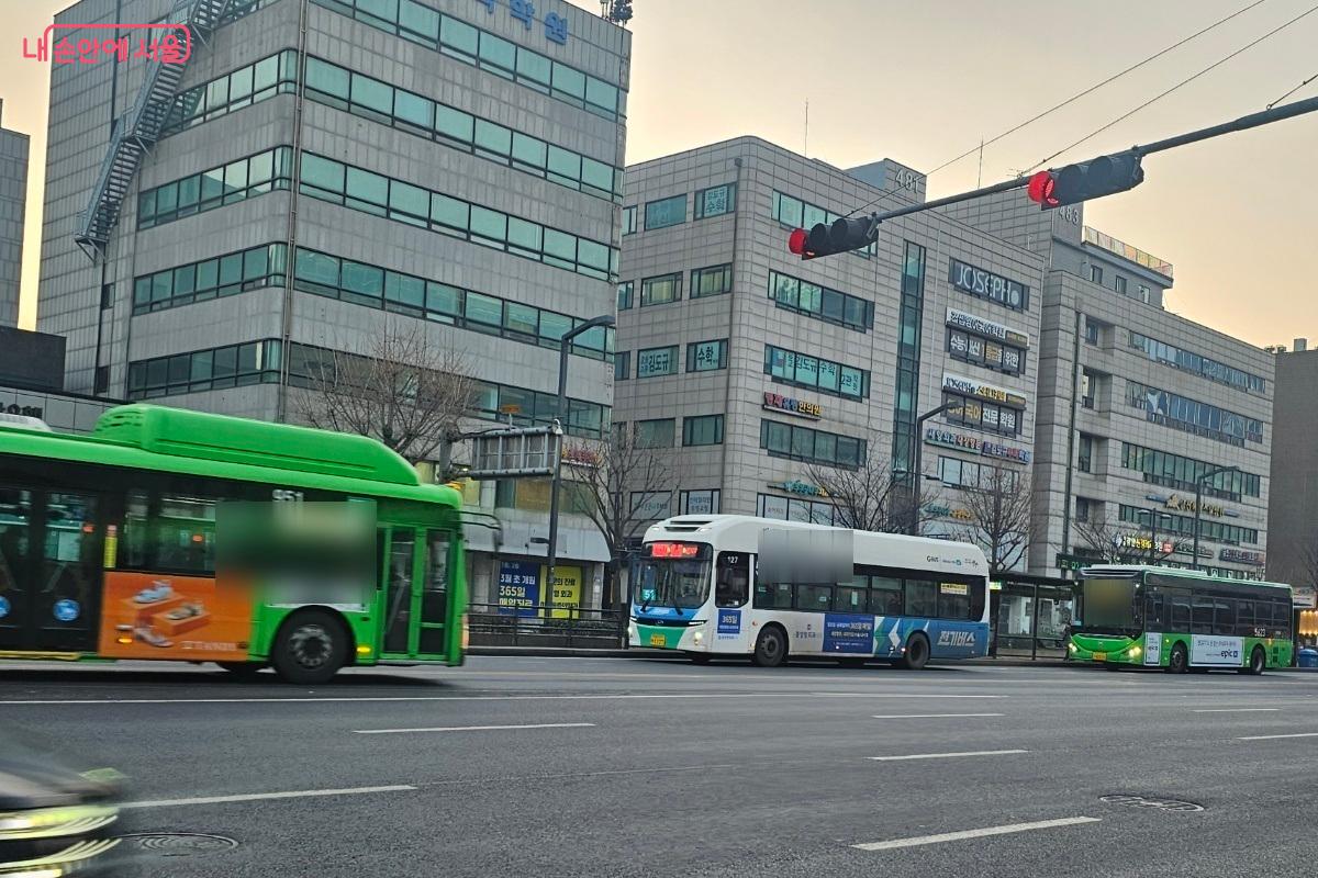 이른 아침, 출근을 위해 시민들이 버스에 탑승하고 있다. &copy;김도희