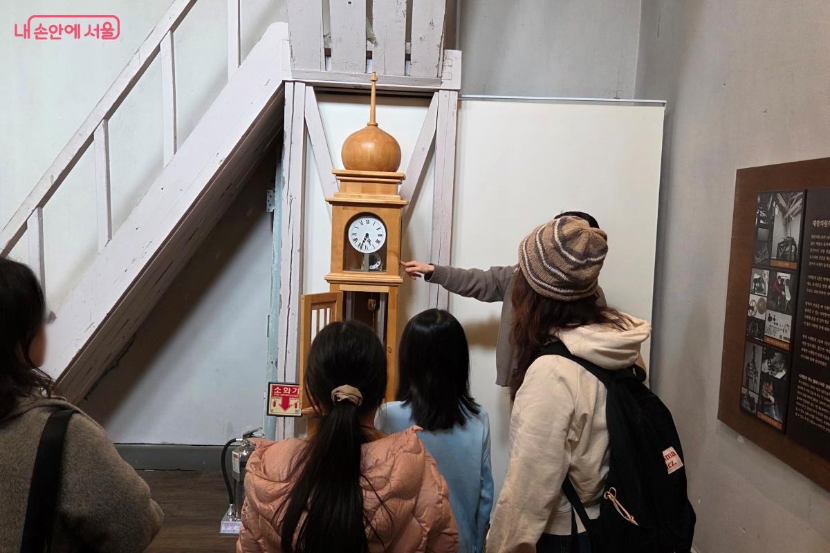 시계탑 전시실에서 설명을 들을 수 있었다. ⓒ김미선