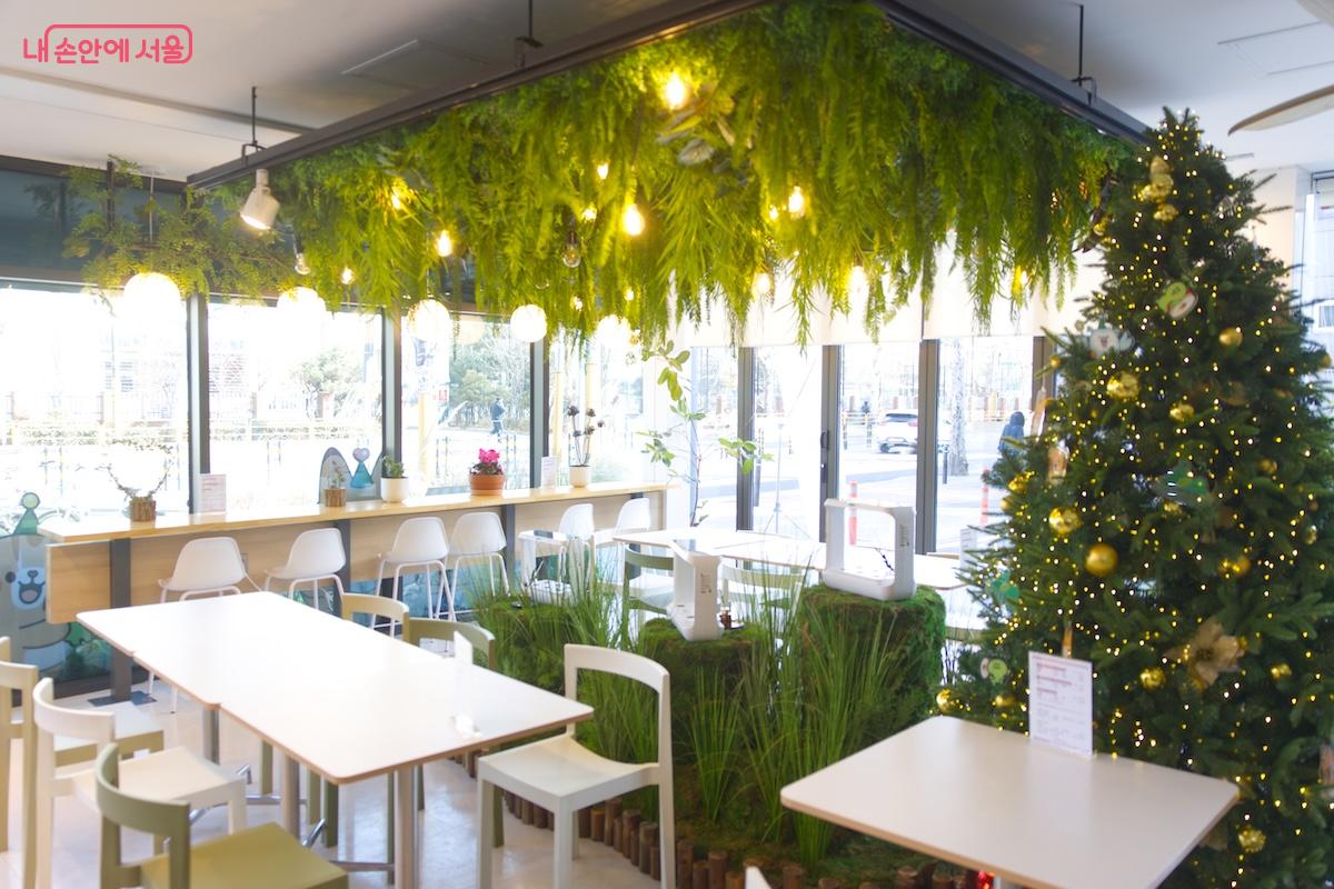 특히 1층 휴게공간이 전면적으로 리모델링 된 모습을 볼 수 있다