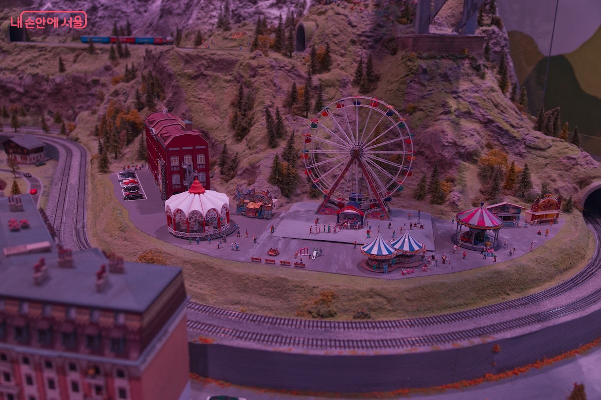 또한, 스위스관은 낮과 밤의 묘사를 표현하고 있어 더욱 아름답고 입체적인 느낌이 든다