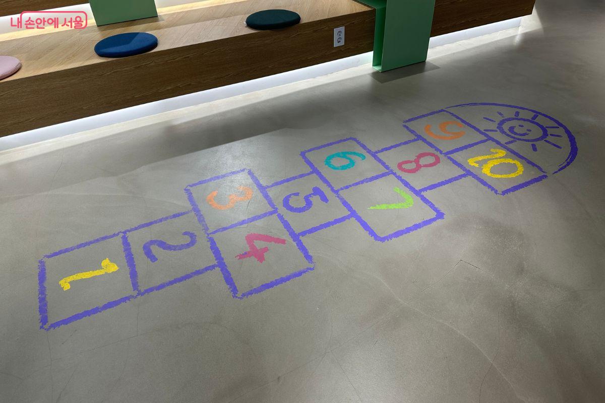 추억의 게임이 바닥에 그려져 있다. &copy;김재형