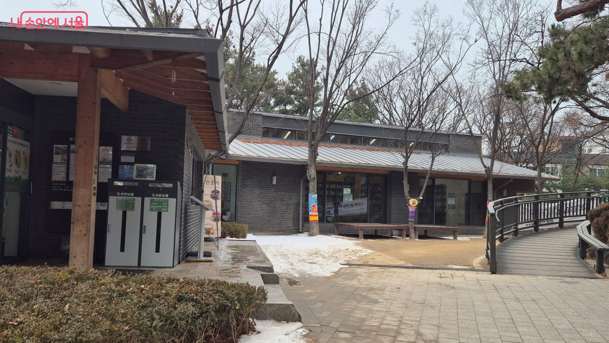 도서관 옆 배봉산 둘레길이 시작되는 사진 &copy;조현정