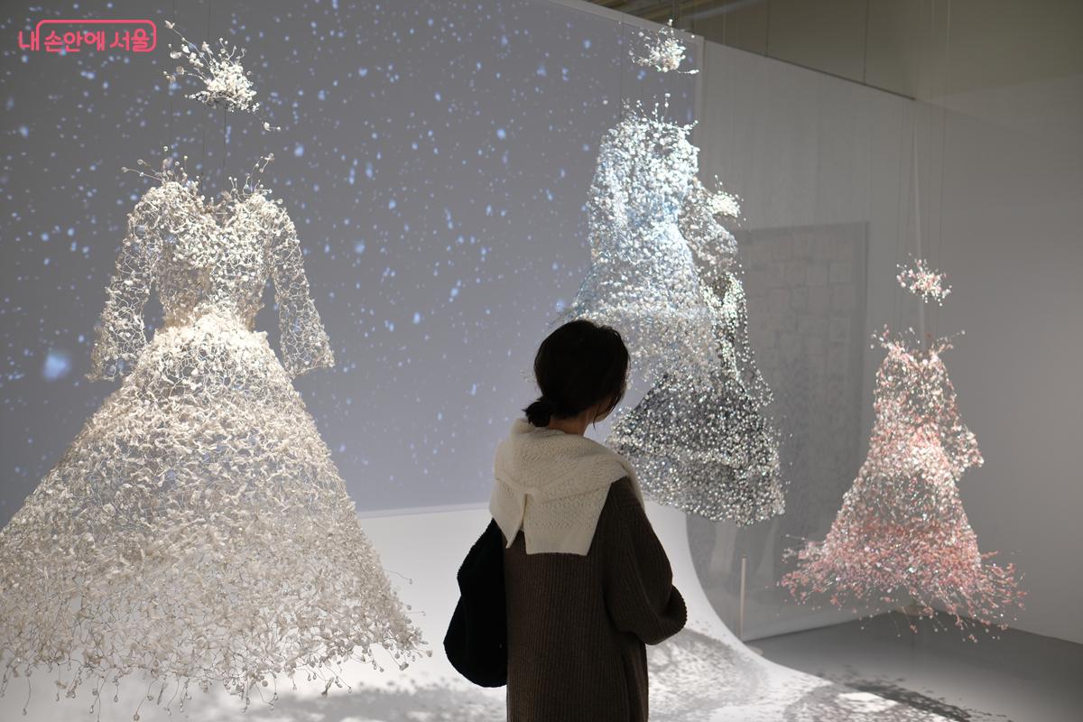 2018 평창 동계올림픽 당시 선보였던 '눈꽃 요정' 드레스를 감상 중인 관람객 &copy;박우영