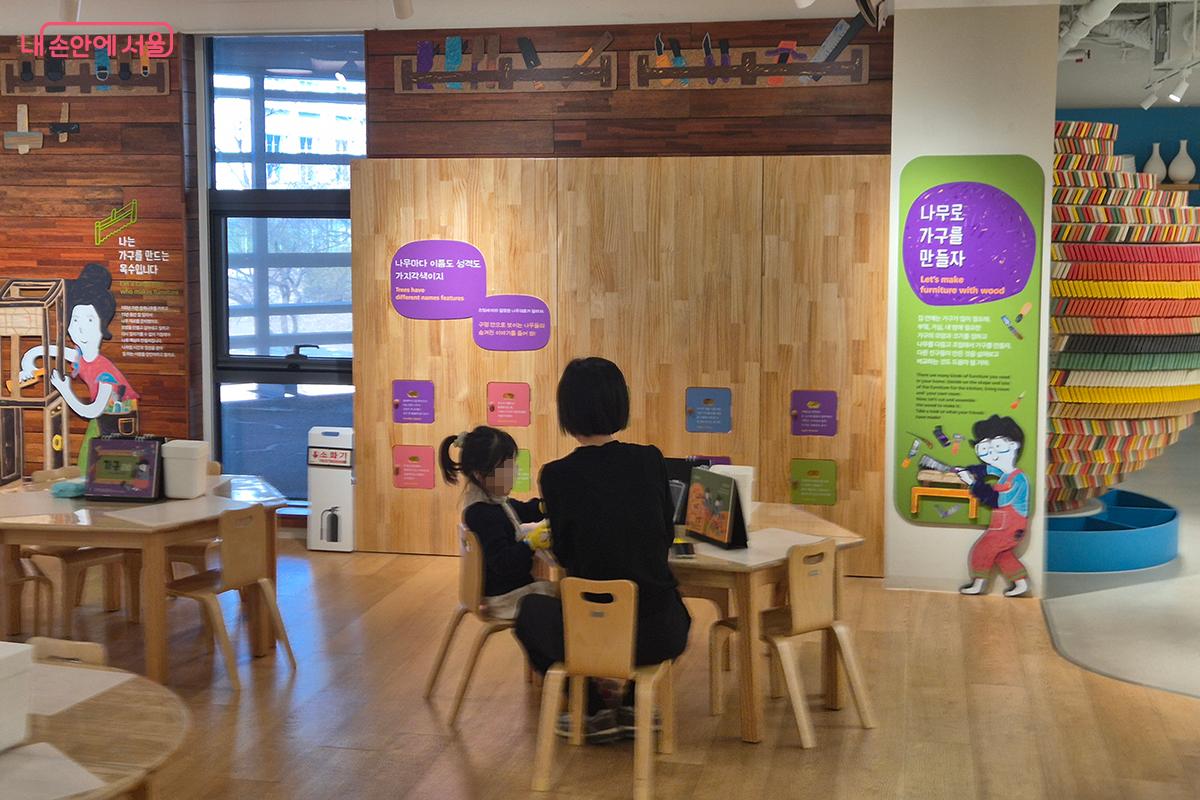 2층 &lsquo;공예마을&rsquo;은 도자&middot;목칠&middot;금속공예가의 작업공간을 연출한 '그릇공방', '가구공방', '철물공방'으로 구성된다. &copy;백승훈