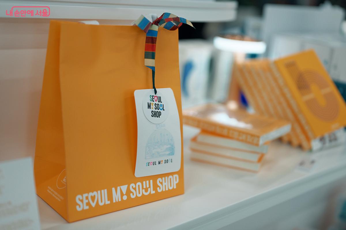 서울 마이 소울 샵의 노트, 가방 등 굿즈