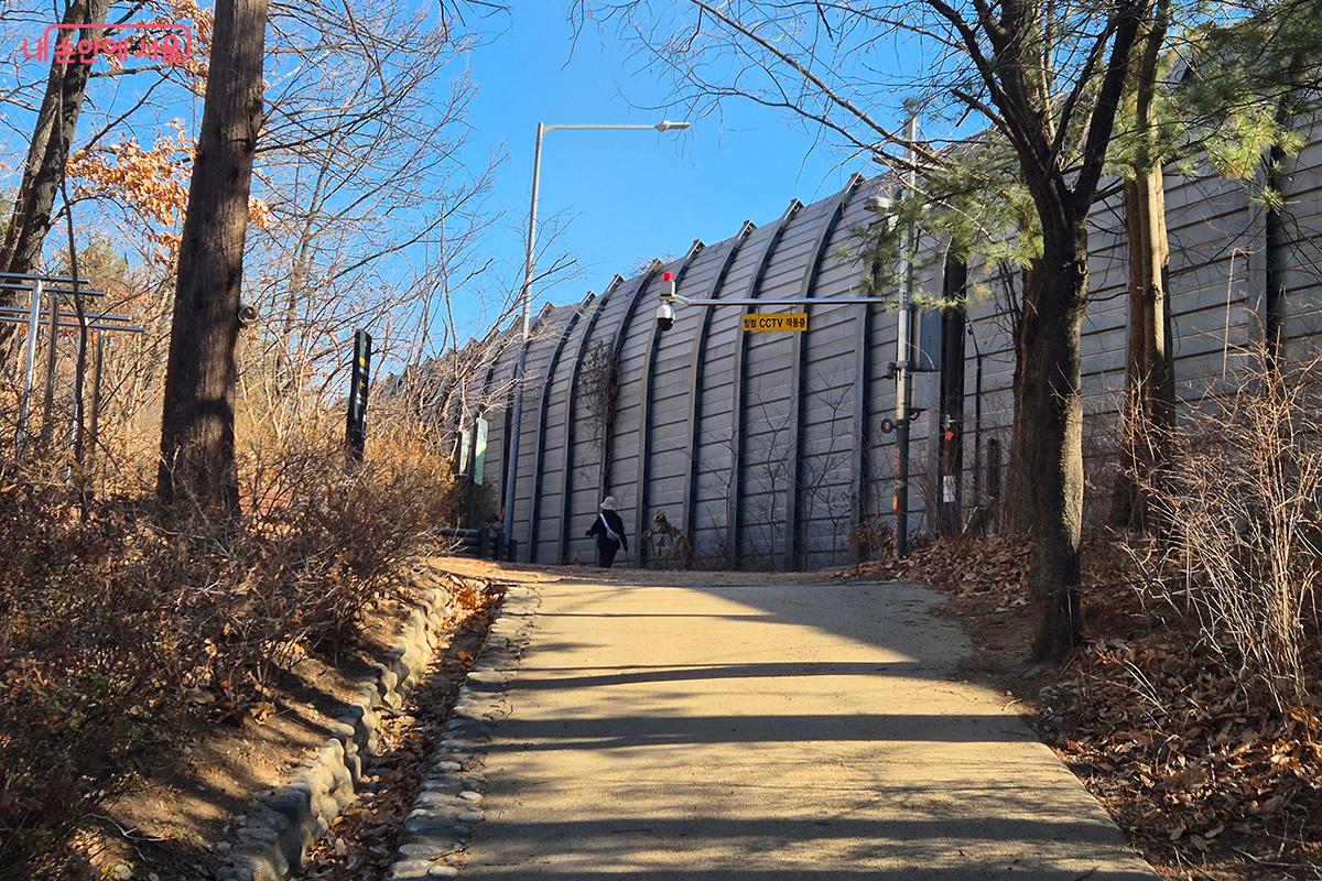 산책로와 도로 사이에는 방음벽이 설치되어 소음 없이 조용한 산책을 즐길 수 있다. ©정향선