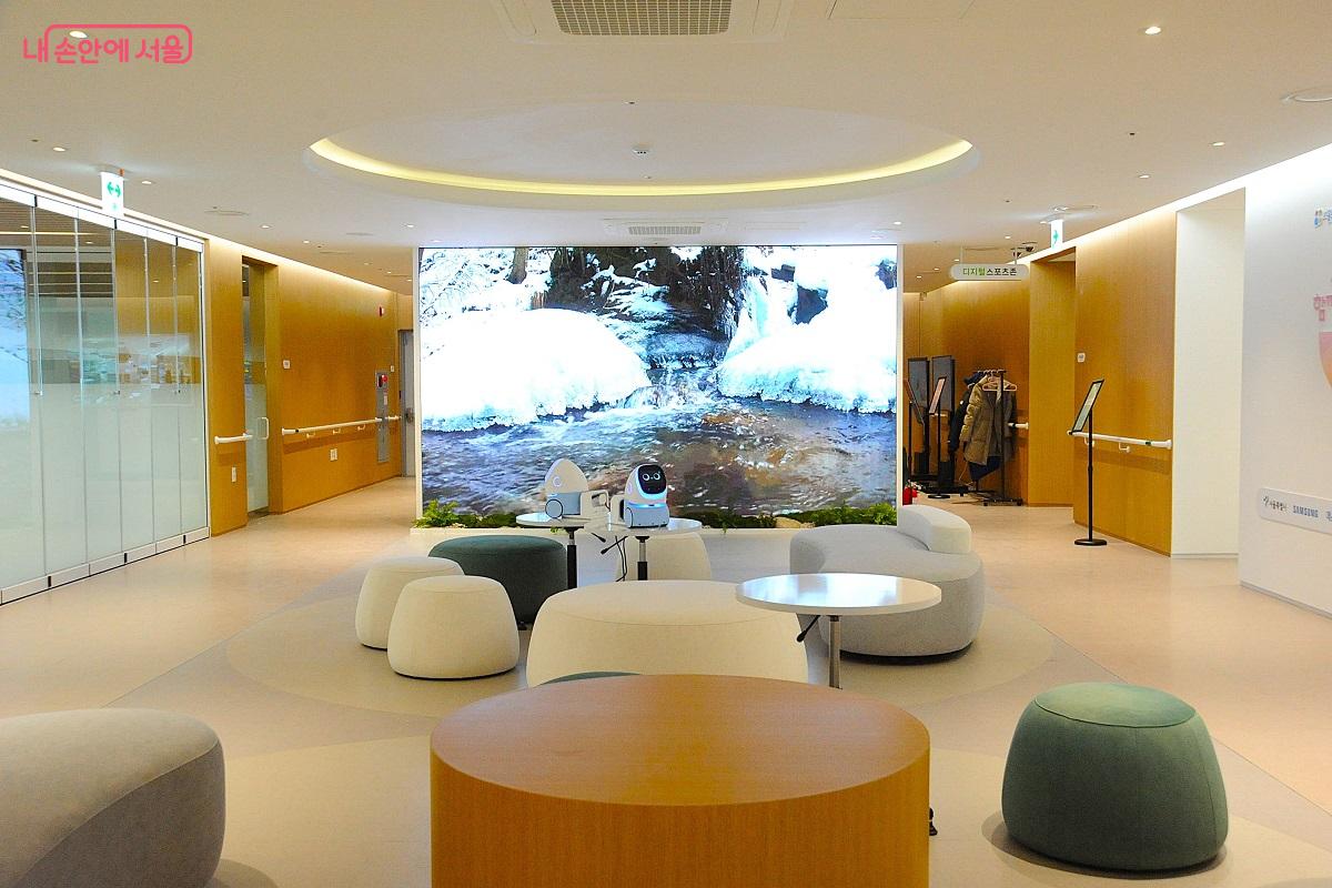 대형 미디어 화면과 함께 쾌적한 동대문센터 커뮤니티 라운지 &copy;조수봉