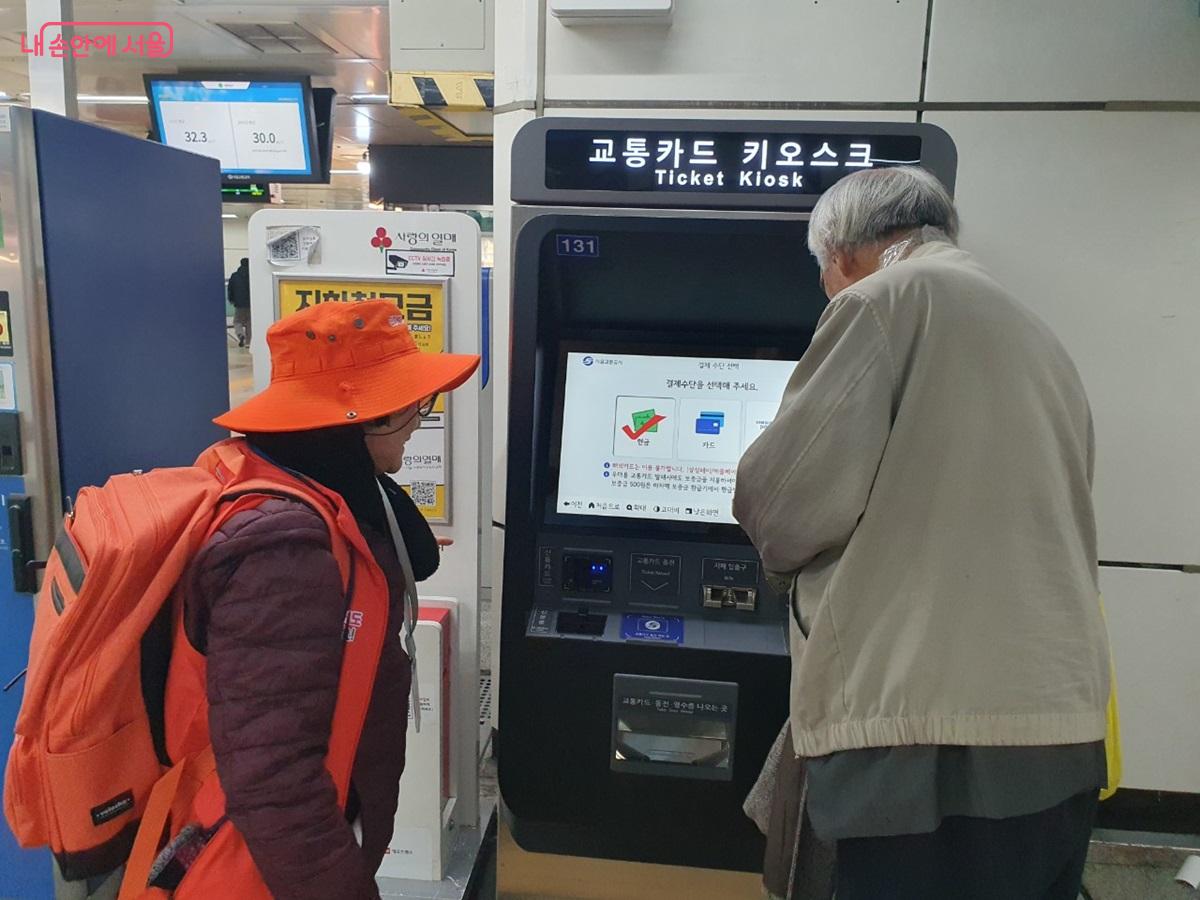 디지털 안내사는 지하철역, 공원 등에서 디지털 기기 사용에 어려움을 겪는 시민을 돕는다. &copy;엄윤주