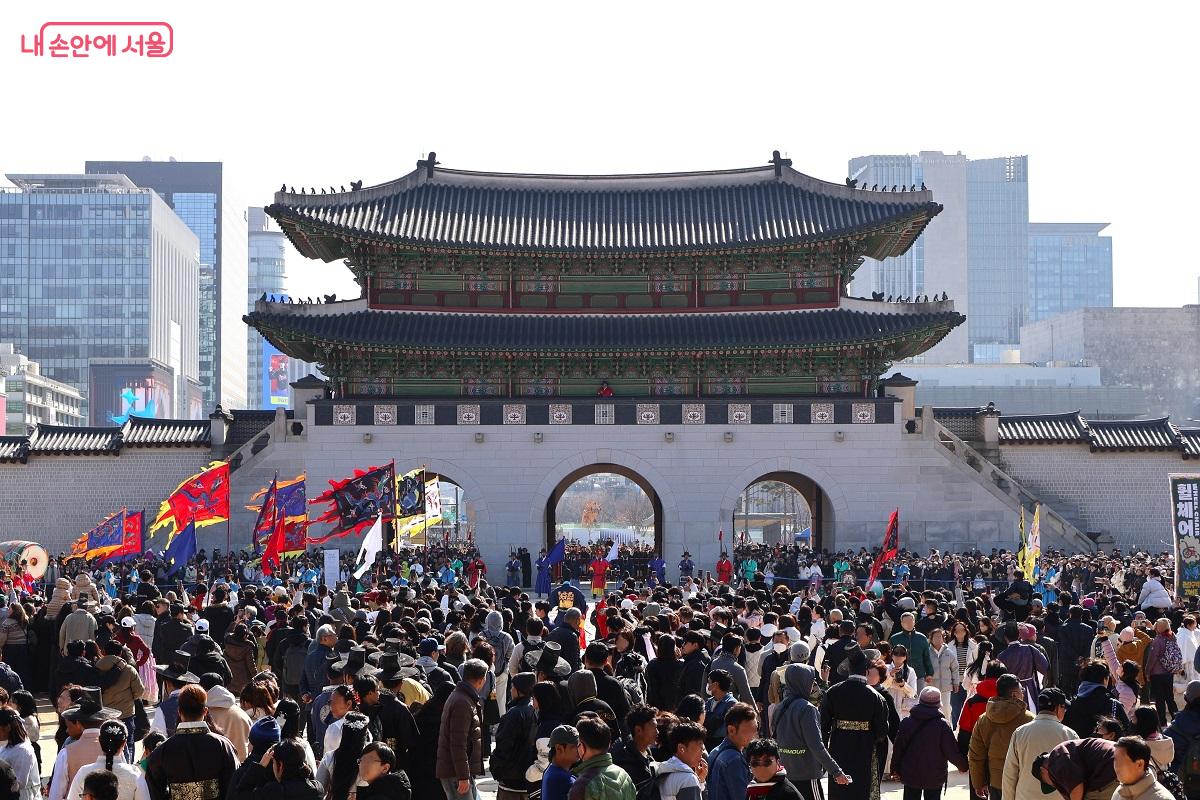 광화문 월대로 나가는 길, 광화문 뒤뜰에서 펼쳐지는 수문장 교대의식, 화려한 깃발과 전통 복식이 도심 속 장관을 이룬다. &copy;김대진