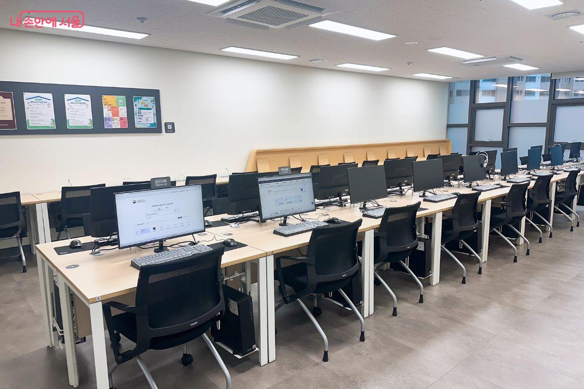 4층에 있는 멀티미디어실&copy;김재형