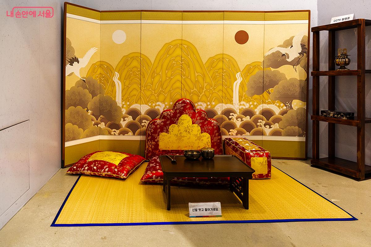 전통의상을 입는 예법부터 절하고 걷는 행동 예법까지 배울 수 있다. ⓒ문청야