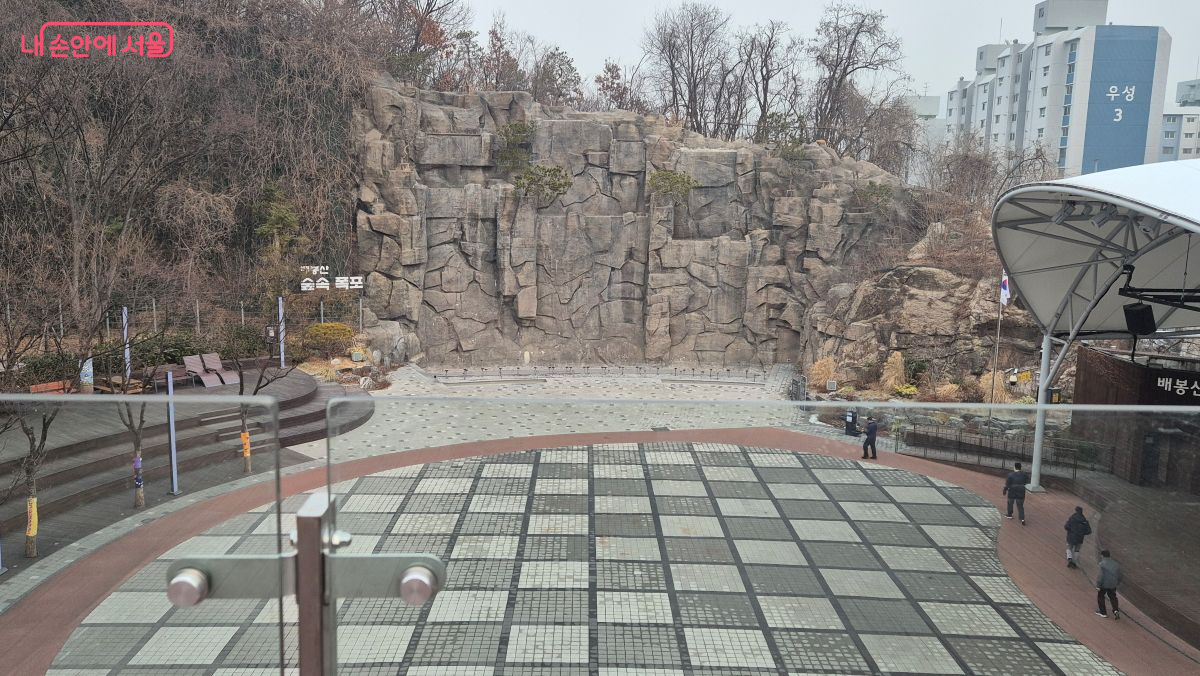 어두워지기 전 전망대에서 바라본 배봉산 숲속폭포 전경 ©조현정