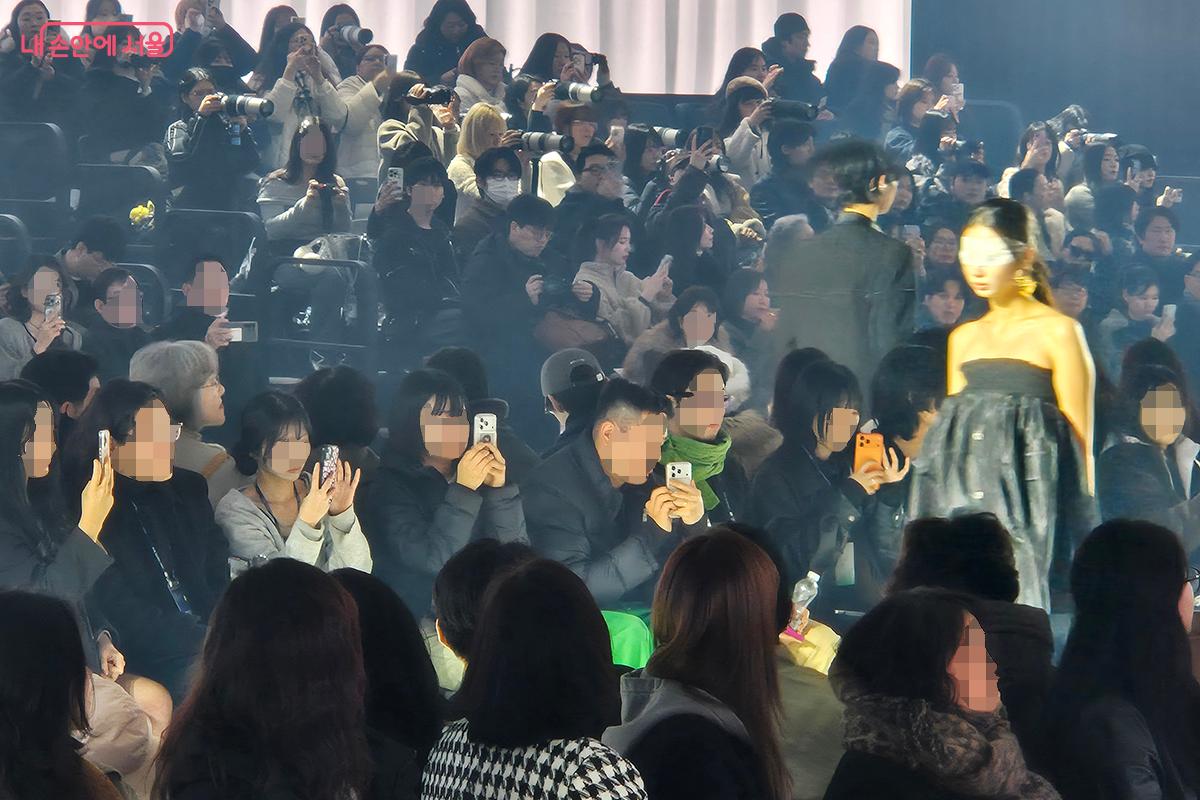 우리 고유의 한복 의상 패턴을 접목한 파격적 디자인의 의상도 선보여 눈길을 끌었다. &copy;백승훈